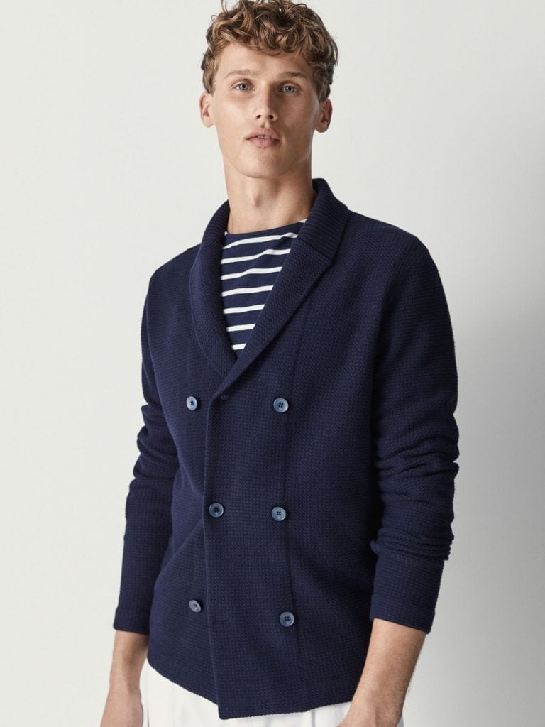 Cardigan à double boutonnage en maille de coton, tee-shirt en coton, manches 3/4, chino slim fit en coton, Massimo Dutti.